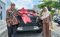 Rezeki Nomplok! Liana Menabung Rp10 Juta, Pulang Bawa Fortuner dari Bank Jombang