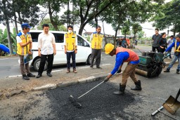 Wagub Jatim Cek Proses Penambalan Jalan di Poros Nasional Pantura Lamongan Babat