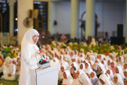 Gubernur Khofifah Bersama Ribuan Masyarakat Peringati Nuzulul Qur’an di MAS, Ajak Renungi Makna Turunnya Al-Qur’an