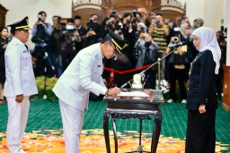 Gubernur Khofifah Lantik Kholilurrahman-Sukriyanto sebagai Bupati dan Wabup Pamekasan