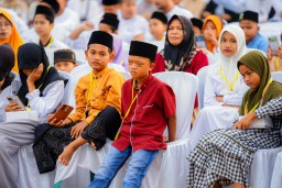 Gubernur Khofifah Bersama Bupati Tuban Halindra Kompak Bagikan Santunan 2.000 Anak Yatim