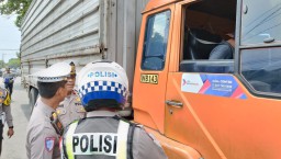 Satlantas Polres Jombang Tindak Truk Besar Nekat Melintas di Masa Pembatasan Lebaran