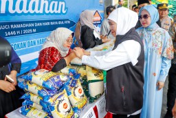 Gubernur Khofifah Bersama Ratusan Warga Bulak Banteng Surabaya Meriahkan Pasar Pangan Murah