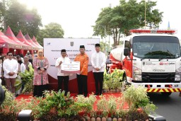 Bank Jatim Serahkan Truk Tangki Air untuk Bantu Atasi Kekeringan di Tuban