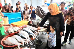 Kunjungi Pasar Bandeng Gresik Bersama Cucu , Gubernur Khofifah Kenalkan Tradisi sejak Dini