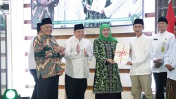 Kepala Kantor Wilayah BPN Provinsi Jawa Timur Dampingi Gubernur Jawa Timur Serahkan Sertipikat Wakaf