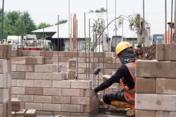 Di Tengah Tantangan Industri 2024, SIG Jaga Konsistensi Menuju Bisnis Bahan Bangunan Berkelanjutan