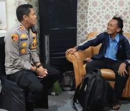 Polres Gresik Antarkan Warga yang Kesulitan Transportasi untuk Pulang Kampung di Malam Takbiran