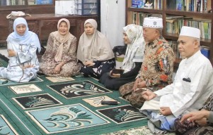 Gubernur Khofifah Takziah ke Ponpes Al-Rosyid, Kenang Perjuangan Nyai Hj. Malikah Masyhur