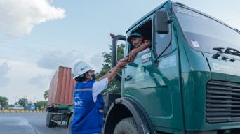 Berbagi Kebahagiaan di Bulan Ramadhan,  Setiap Hari TPS Bagikan Takjil kepada Pengemudi Truk