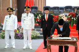 Hadiri Sertijab Bupati-Wabup Bondowoso, Wagub Emil Berbagi Kiat Entaskan Kemiskinan