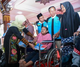 Serahkan Santunan 200 Anak Yatim, Bansos PKH Plus dan ASPD di Mojokerto, Gubernur Khofifah Ajak Masyarakat Perbanyak Berbagi di Bulan Ramadan
