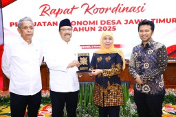 Rakor Penguatan Ekonomi Desa Bersama Mensos RI, Gubernur Khofifah Pastikan Jatim Siap Jalankan Program Sekolah Rakyat dan DTSEN