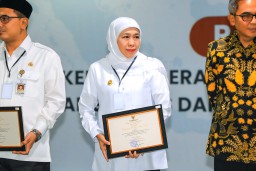 Pemprov Jawa Timur  Menerima Penghargaan dari KPK, Gubernur Khofifah : Komitmen Pencegahan Korupsi Menjadi Napas Pemprov dan Kabupaten/Kota se-Jatim