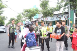 Polres Bojonegoro Borong Takjil dan Bagikan ke Pengguna Jalan di Bulan Ramadan
