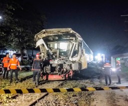Trailer Melintang di Tengah Rel, Picu Kecelakaan Kereta Api di Gresik — Asisten Masinis Meninggal Dunia