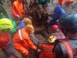 Tragedi Longsor di Jalur Pacet-Cangar: Gubernur Khofifah Sampaikan Belasungkawa