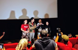 Meet and Greet Film Komang di Gresik: Kisah Cinta Raim dan Komang Bikin Penonton Terharu