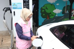 Srikandi PLN Tetap Siaga di Tengah Arus Balik: Estu, Garda Terdepan SPKLU di Tangerang