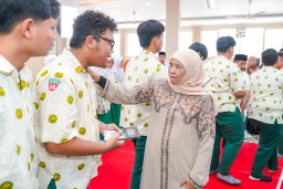 Gubernur Khofifah Murid Bagikan Buku Hadratusy Syech KHM. Hasyim Asy'ary Pemersatu Umat Islam Indonesia ke Murid SMA Khadijah