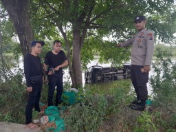 Mobil Xenia Masuk Tambak di Duduksampeyan Gresik, Dua Penumpang Selamat