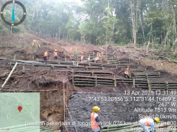 Gubernur Khofifah Pastikan Perbaikan Jalur Longsor Pacet-Cangar Hampir Rampung, Pembukaan Segera Dievaluasi
