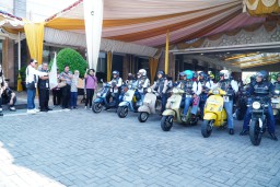 Pak Yes Ajak Pangdam V Brawijaya Jelajahi Eksotika Pantura Lamongan dengan Vespa