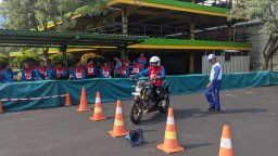 Komunitas Honda Surabaya Adu Tangguh di Kompetisi Safety Riding Advisor 2025