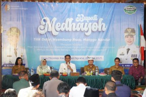 Disambut Antusias Warga, Bupati Bojonegoro Medhayoh ke Mojorejo, Bawa Solusi Air Bersih hingga Harapan Jembatan Baru