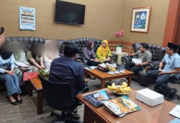 Eks Karyawan Salon Kecantikan Wadul ke DPRD Gresik Soal Dugaan Penahanan Ijazah dan Pelanggaran Ketenagakerjaan 
