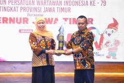 Gubernur Khofifah Dinobatkan Sebagai Tokoh Ekonomi Regional