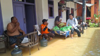 Baznas Sumenep Tanggap Bencana: Salurkan Makanan Siap Saji untuk Korban Banjir