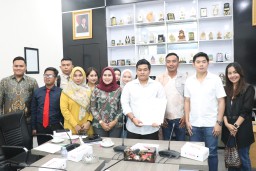 DPRD Gresik Selesaikan Sengketa Penahanan Ijazah Eks Karyawan Salon Kecantikan Lewat Mediasi