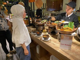 Pulang Kantor, Nikmati Nasi Madura Ditemani Timnas di Hotel Premier Place Sidoarjo