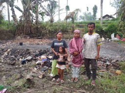 Rumahnya Terbakar, Bocah SD di Jember Ini Sedih Tak Punya Seragam dan Buku