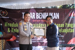 Respons Cepat dan Tuntas Ungkap Kasus, PWI Jombang Anugerahkan Penghargaan Khusus untuk Kapolres