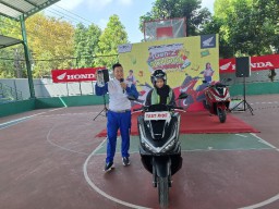 MPM Honda Jatim Ajak Siswa SMAN 1 Blitar Unjuk Kreativitas di PCX160 Gen-Z School Movement Bertepatan dengan Hari Pendidikan Nasional
