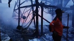 Kebakaran Hebat Landa Pasar Mojoduwur Jombang, Delapan Kios Hangus Terbakar