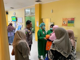 Polres Gresik Bantu Biaya Pengobatan Bayi yang Sedang Sakit dari Keluarga Kurang Mampu