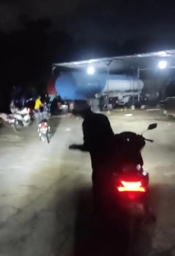Warga Manyar Geruduk Gudang Diduga BBM Oplosan, Protes Bau dan Khawatir Terbakar