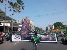 Ribuan Ojol Jember Demo Suarakan Empat Tuntutan