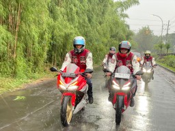 Waspada Jalan Licin di Musim Hujan, Ini Tips Berkendara Aman ala Honda untuk Warga Malang