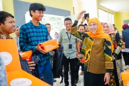Gubernur Khofifah Tinjau Posko SPMB Jatim 2025, Pastikan Layanan Senopati AI Berjalan Optimal