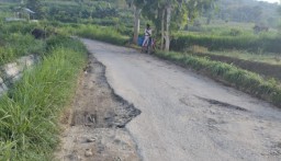 Puluhan Tahun Rusak, Jalan Desa di Sumenep Tak Tersentuh Perbaikan