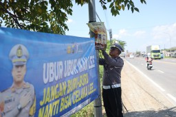 Satlantas Polres Gresik Pasang Banner Bahaya Menyalip Sebelah Kiri