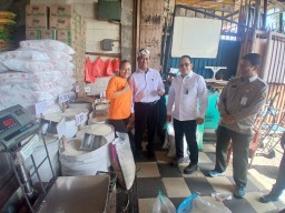 Sidak Bahan Pokok di Pasar Tembok Surabaya, Mentan Puas Harga Terkendali