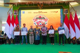 Bank Jatim Salurkan KUR Rp800 Juta di Ajang Kampoeng Kreasi 2025 untuk Dorong Pertumbuhan UMKM