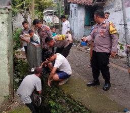Kakek Lansia Alami Laka Tunggal Masuk Selokan, Identitas Diketahui Setelah Disebar di Medsos
