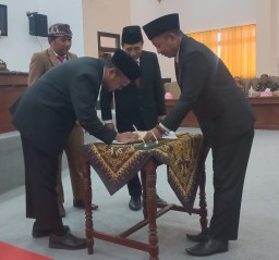 Pemkab Sampang dan DPRD Sahkan Raperda Kawasan Tanpa Rokok