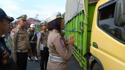 Sosialisasi Zero ODOL di Jombang, Petugas Edukasi Sopir Truk Taat Aturan